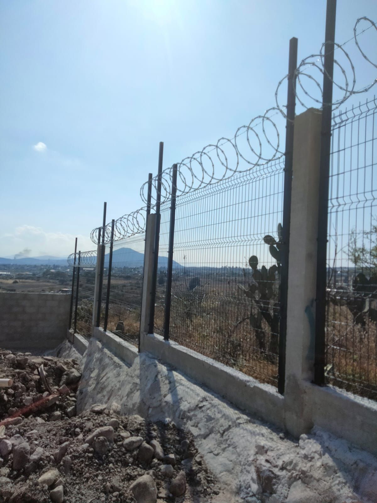 Reja de acero clásica instalada sobre terreno irregular en Querétaro