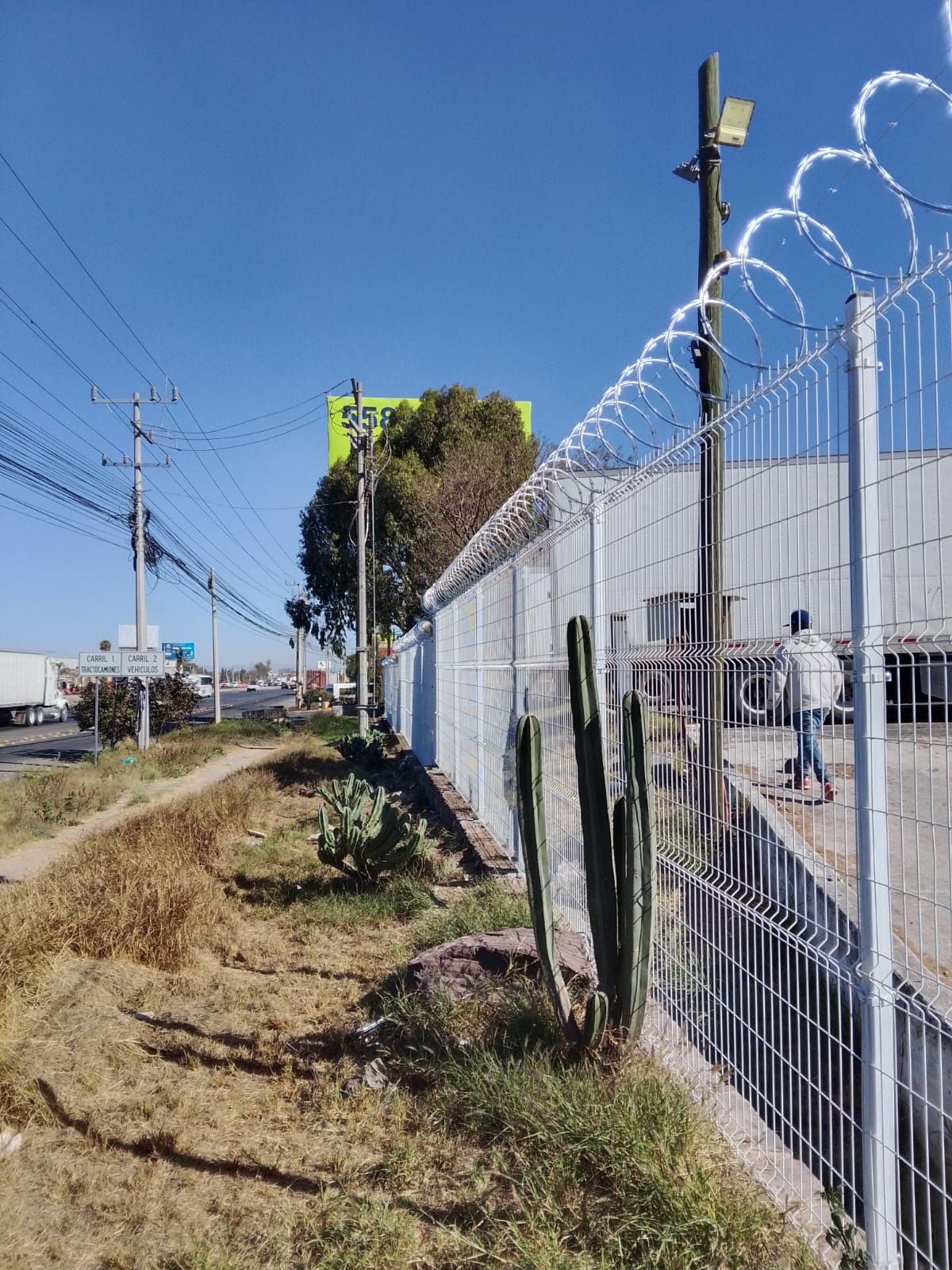Reja de acero clásica con concertina en instalación industrial en Querétaro