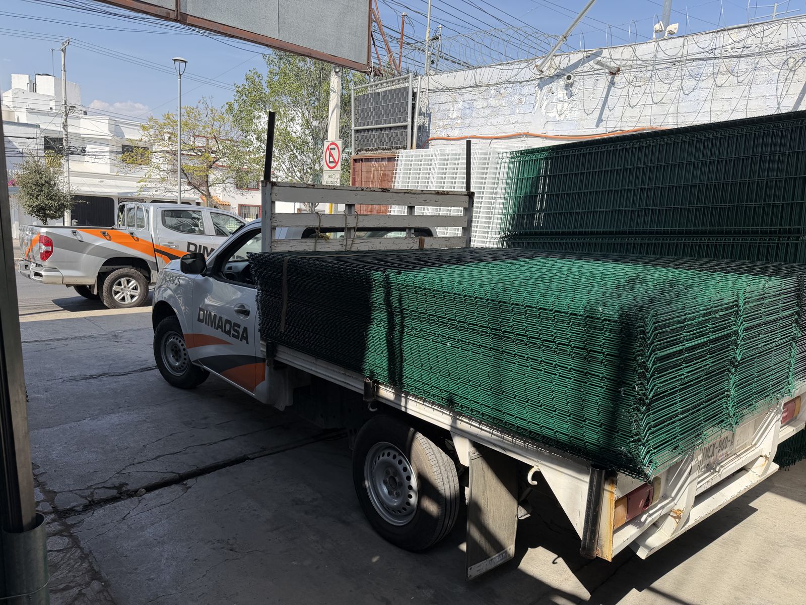 Camión con inventario de malla soldada y reja de acero saliendo de bodega DIMAQSA
