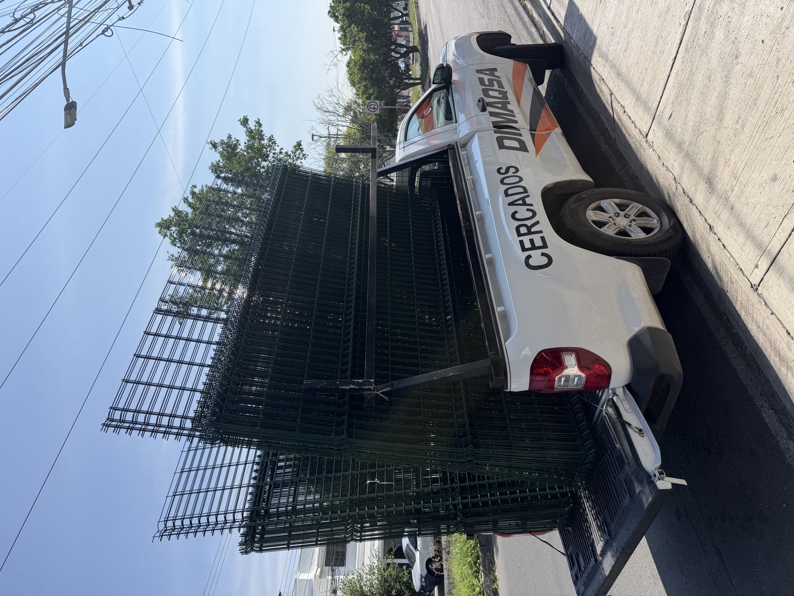 Camioneta de DIMAQSA cargada con paneles de reja de acero clásica lista para entrega en Querétaro
